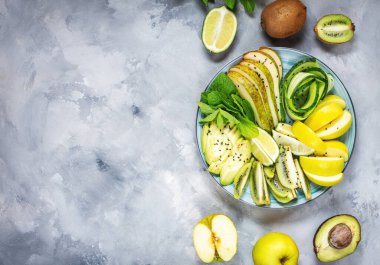 Avokado, kivi, elma, salatalık, armut, limon ve naneli taze salata. Sağlıklı yemek, Buda kasesi. Uzayı kopyala Üst görünüm