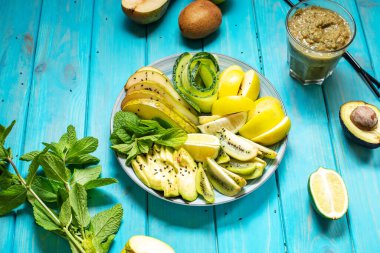 Avokado, kivi, elma, salatalık, armut, limon ve nane aromalı taze salata. Sağlıklı yemek, Buda kasesi..