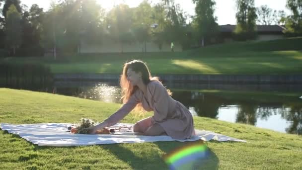 Joven Mujer Sonriente Relajándose Aire Libre Haciendo Picnic Una Manta — Vídeo de stock