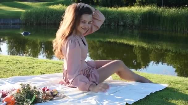Молода Усміхнена Жінка Розслабляється Відкритому Повітрі Має Пікнік Ковдрі Траві — стокове відео