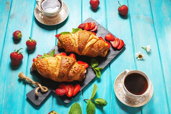 Sabroso Desayuno Croissants Frescos Con Fresas Café Negro Sobre Fondo — Foto de Stock