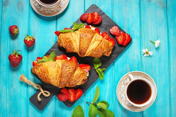 Sabroso Desayuno Croissants Frescos Con Fresas Café Negro Sobre Fondo — Foto de Stock