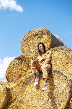 Samanlıkta samanlıkta çalışan genç bir kadın. Kırsalda tarlada kadın portresi.