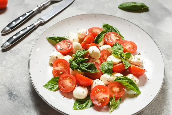 Traditioneller Italienischer Caprese Salat Geschnittene Tomaten Mozzarella Und Basilikum Auf — Stockfoto