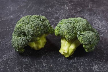 Koyu taş masa zemininde taze brokoli.