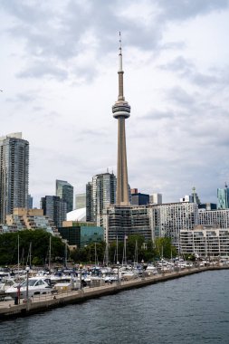 Bulutlu bir günde Toronto Şehir Merkezi ve CN Kulesi manzarası. Toronto, Kanada - 23 Ağustos 2025.