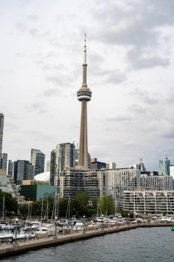 Bulutlu bir günde Toronto Şehir Merkezi ve CN Kulesi manzarası. Toronto, Kanada - 23 Ağustos 2025.