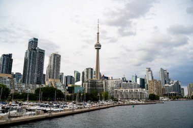 Bulutlu bir günde Toronto Şehir Merkezi ve CN Kulesi manzarası. Toronto, Kanada - 23 Ağustos 2025.