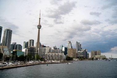 Bulutlu bir günde Toronto Şehir Merkezi ve CN Kulesi manzarası. Toronto, Kanada - 23 Ağustos 2025.