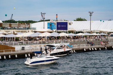 Toronto 'daki Cabana Pool Bar manzarası. Toronto, Kanada - 23 Ağustos 2025.