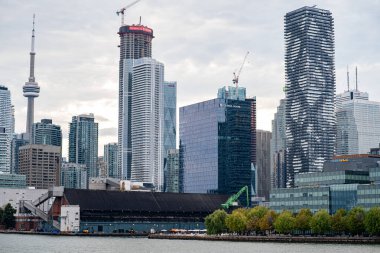 Ontario Gölü 'nden Toronto şehir merkezi gökdelenleri. Toronto, Kanada - 23 Ağustos 2025.