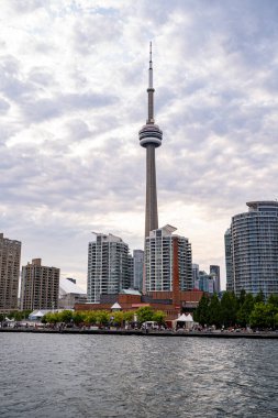 Toronto 'daki Harbourfront Center manzarası. Toronto, Kanada - 23 Ağustos 2025.