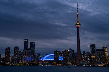 Toronto şehir merkezinin gece ufuk çizgisi manzarası. Toronto, Kanada - 23 Ağustos 2025.
