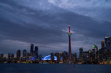 Toronto şehir merkezinin gece ufuk çizgisi manzarası. Toronto, Kanada - 23 Ağustos 2025.