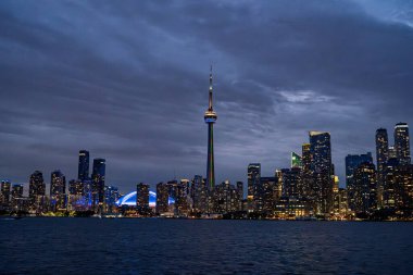 Toronto şehir merkezinin gece ufuk çizgisi manzarası. Toronto, Kanada - 23 Ağustos 2025.