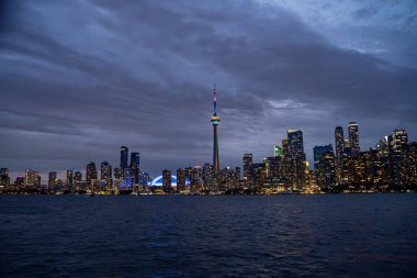 Toronto şehir merkezinin gece ufuk çizgisi manzarası. Toronto, Kanada - 23 Ağustos 2025.
