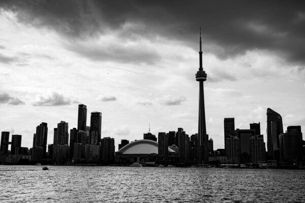 Черно-белый вид на центр Торонто. Торонто, Канада - 23 августа 2025 года.