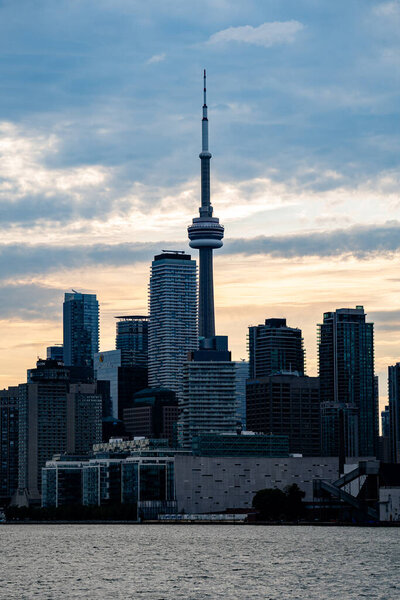Вид на горизонт центра Торонто на закате. Торонто, Канада - 23 августа 2025 года.