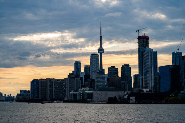 Вид на горизонт центра Торонто на закате. Торонто, Канада - 23 августа 2025 года.