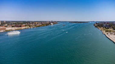 Detroit Nehri 'nin Windsor Kanada ve Detroit arasındaki yolcu gemisi ve tekneleriyle hava görüntüsü..