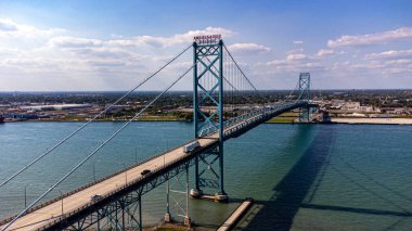 Windsor Ontario Kanada ve Detroit Michigan ABD 'yi bağlayan Büyükelçi Köprüsü' nün havadan görüntüsü. Windsor, Kanada - 11 Eylül 2025.