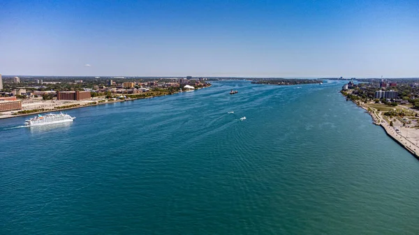Detroit Nehri 'nin Windsor Kanada ve Detroit arasındaki yolcu gemisi ve tekneleriyle hava görüntüsü..