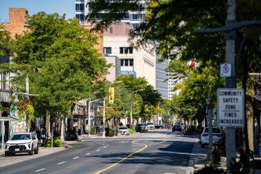 Windsor şehir merkezindeki Ouellette Bulvarı manzarası. Windsor, Kanada - 11 Eylül 2025.