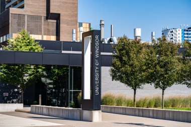 Windsor Üniversitesi kampüs giriş tabelası. Windsor, Kanada - 11 Eylül 2025.