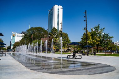 Windsor Belediye Meydanı Parkı 'ndaki Çeşmeler Manzarası. Windsor, Kanada - 11 Eylül 2025.