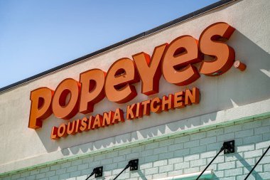 Popeyes Louisiana Mutfak tabelasının manzarası. Windsor, Kanada - 11 Eylül 2025