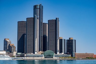 Nehrin karşısındaki Detroit 'teki GM Rönesans Merkezi gökdelenlerinin manzarası. Windsor, Kanada - 11 Eylül 2025