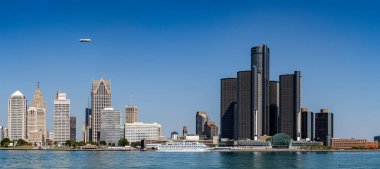 Windsor 'dan Detroit şehrinin panoramik görüntüsü. Windsor, Kanada - 11 Eylül 2025