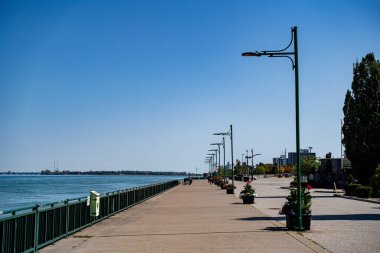 Detroit nehri boyunca Windsor Riverfront Patikası manzarası. Windsor, Kanada - 11 Eylül 2025