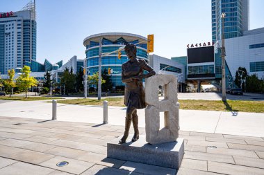 Windsor 'daki Rosalie Trombley Heykeli manzarası. Windsor, Kanada - 11 Eylül 2025