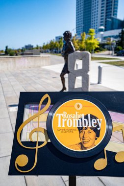 Windsor 'daki Rosalie Trombley Heykeli manzarası. Windsor, Kanada - 11 Eylül 2025