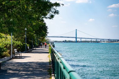 Detroit nehri boyunca Windsor Riverfront Patikası manzarası. Windsor, Kanada - 11 Eylül 2025