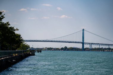 Windsor Riverfront ve Ambassador Bridge manzarası. Windsor, Kanada - 11 Eylül 2025