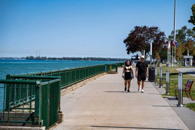 Windsor Riverfront 'taki insanların görüntüsü. Windsor, Kanada - 11 Eylül 2025