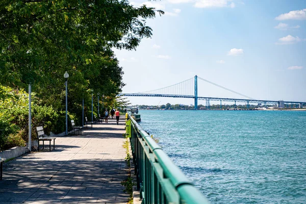 Detroit nehri boyunca Windsor Riverfront Patikası manzarası. Windsor, Kanada - 11 Eylül 2025