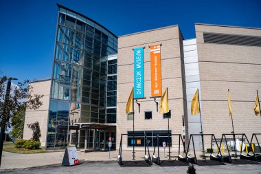 Windsor 'daki Chimczuk Müzesi ve Art Windsor-Essex binasının manzarası. Windsor, Kanada - 11 Eylül 2025