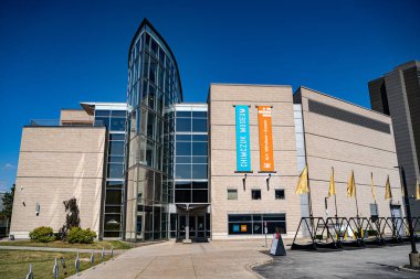 Windsor 'daki Chimczuk Müzesi ve Art Windsor-Essex binasının manzarası. Windsor, Kanada - 11 Eylül 2025