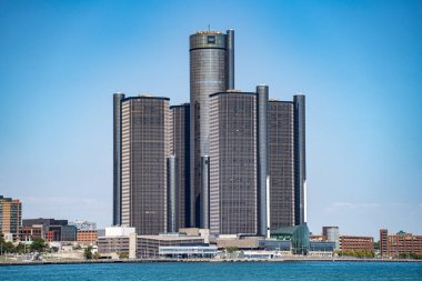 Nehrin karşısındaki Detroit 'teki GM Rönesans Merkezi gökdelenlerinin manzarası. Windsor, Kanada - 11 Eylül 2025