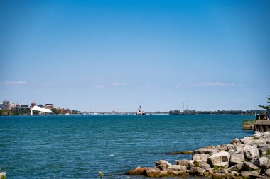 Windsor Riverfront 'tan Detroit Nehri manzarası.
