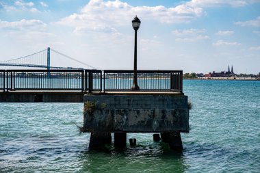 Detroit Nehri 'ndeki rıhtım manzarası.