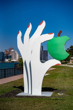 Detroit Nehri 'ndeki Windsor Heykel Parkı manzarası. Windsor, Kanada - 11 Eylül 2025