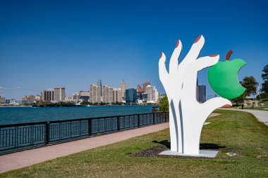 Detroit Nehri 'ndeki Windsor Heykel Parkı manzarası. Windsor, Kanada - 11 Eylül 2025