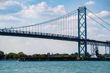 Kanada ve ABD 'yi birbirine bağlayan Büyükelçi Köprüsü görüntüsü. Windsor, Kanada - 11 Eylül 2025