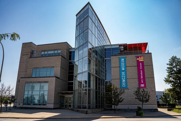 Windsor 'daki Chimczuk Müzesi ve Art Windsor-Essex binasının manzarası. Windsor, Kanada - 11 Eylül 2025