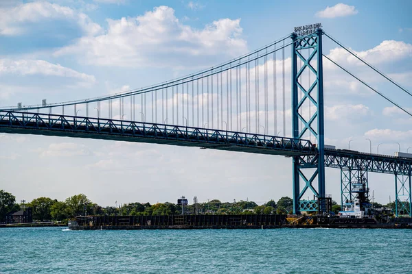 Kanada ve ABD 'yi birbirine bağlayan Büyükelçi Köprüsü görüntüsü. Windsor, Kanada - 11 Eylül 2025