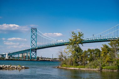 Kanada ve ABD 'yi birbirine bağlayan Büyükelçi Köprüsü görüntüsü. Windsor, Kanada - 11 Eylül 2025